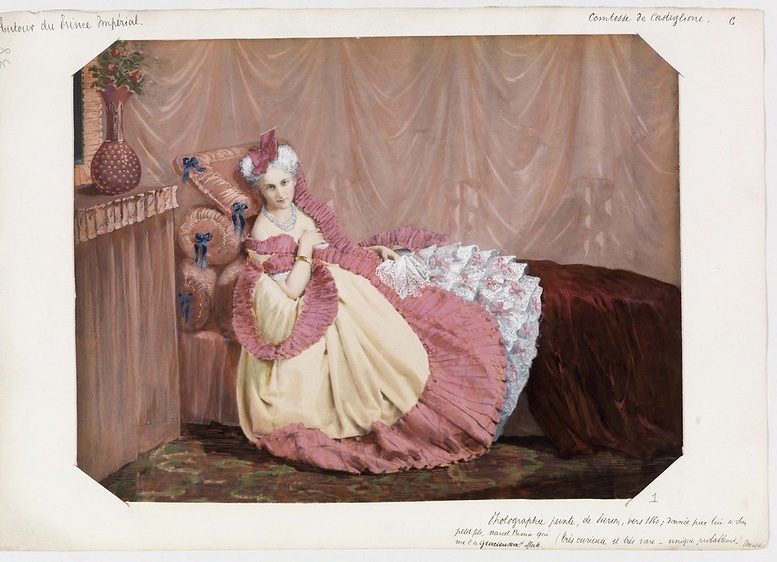 Painted photograph, 1860s – Il ritratto riflette il suo potere e la sua capacità di incantare i potenti.